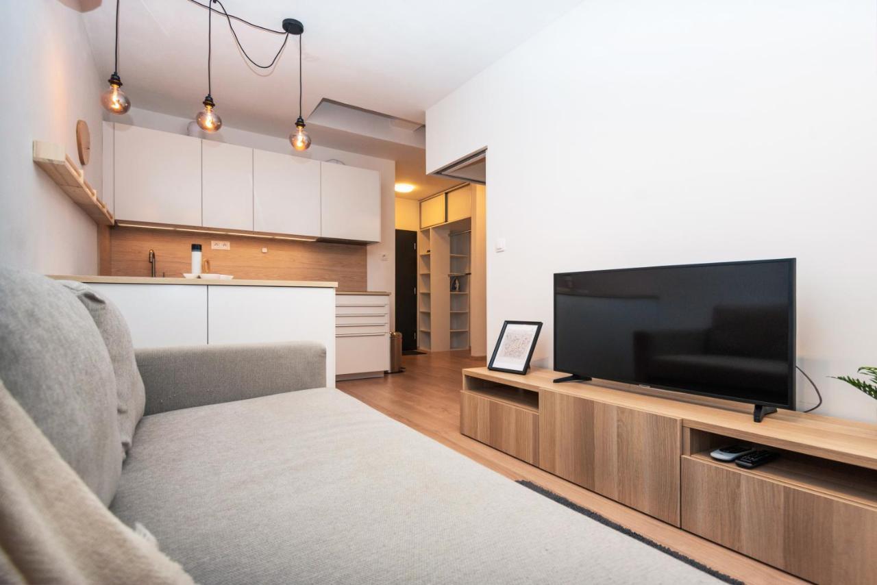 City Center Apartment - Modern & Elegant บราติสลาวา ภายนอก รูปภาพ