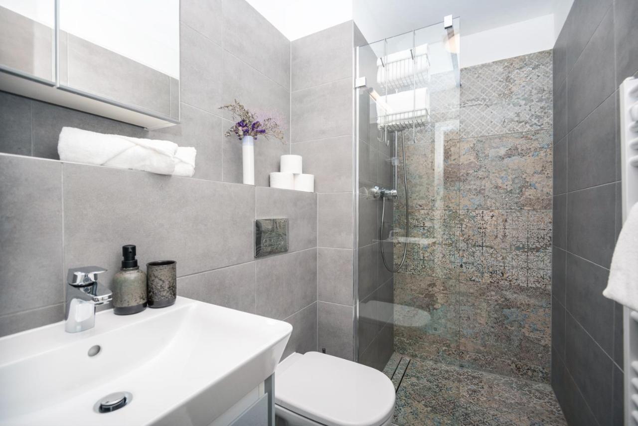 City Center Apartment - Modern & Elegant บราติสลาวา ภายนอก รูปภาพ