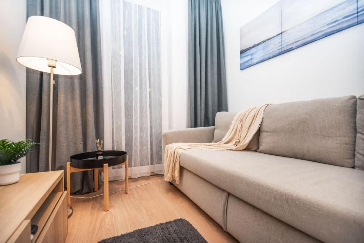 City Center Apartment - Modern & Elegant บราติสลาวา ภายนอก รูปภาพ