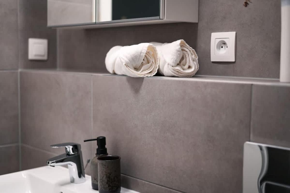 City Center Apartment - Modern & Elegant บราติสลาวา ภายนอก รูปภาพ