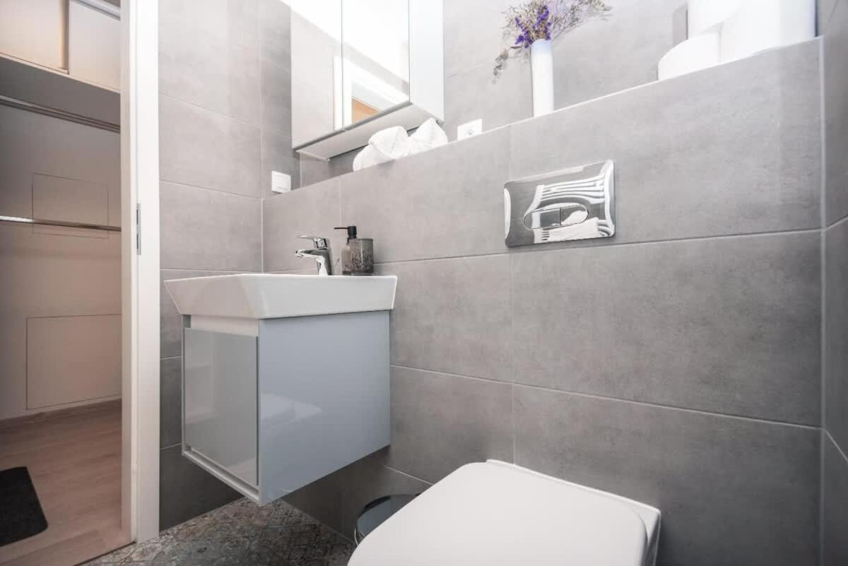 City Center Apartment - Modern & Elegant บราติสลาวา ภายนอก รูปภาพ