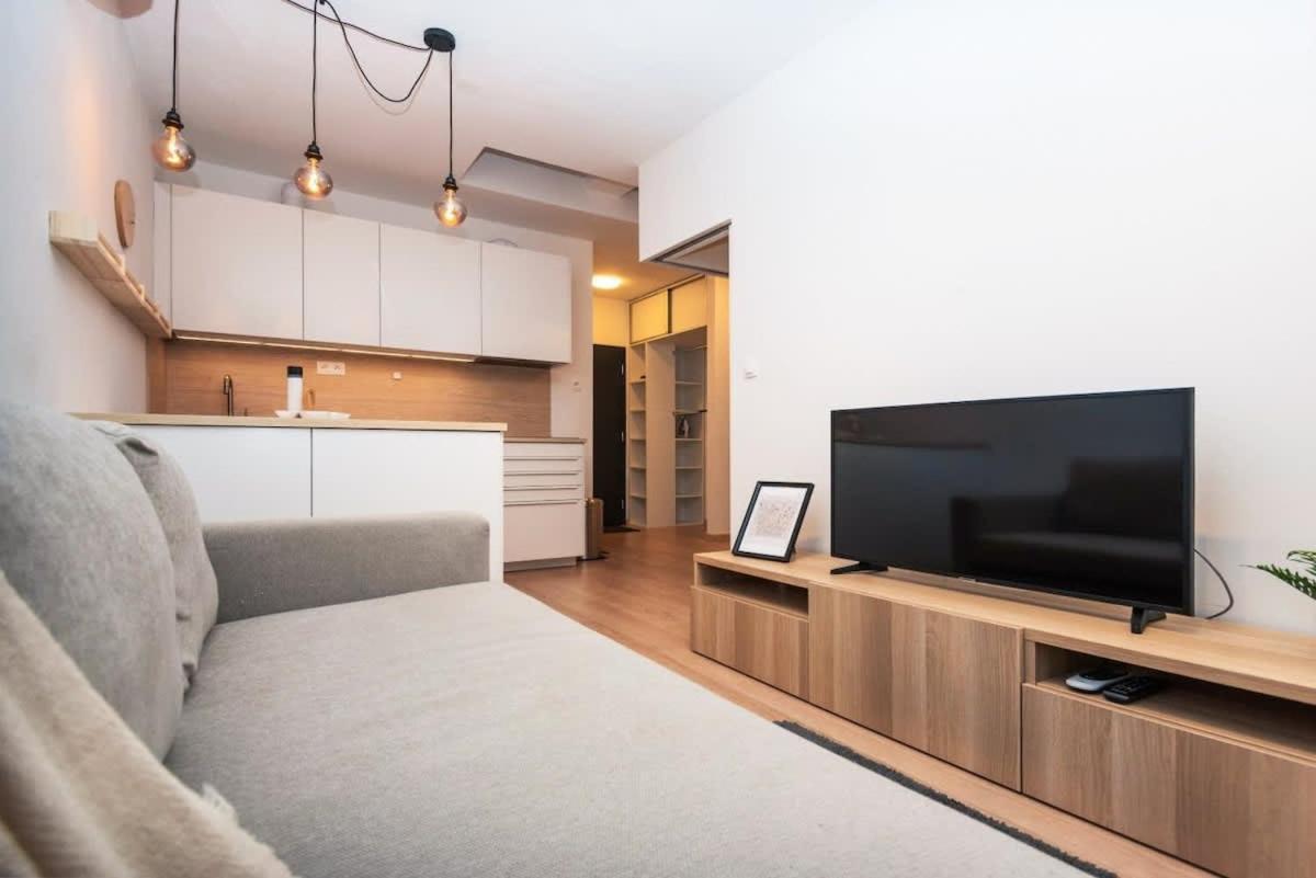 City Center Apartment - Modern & Elegant บราติสลาวา ภายนอก รูปภาพ
